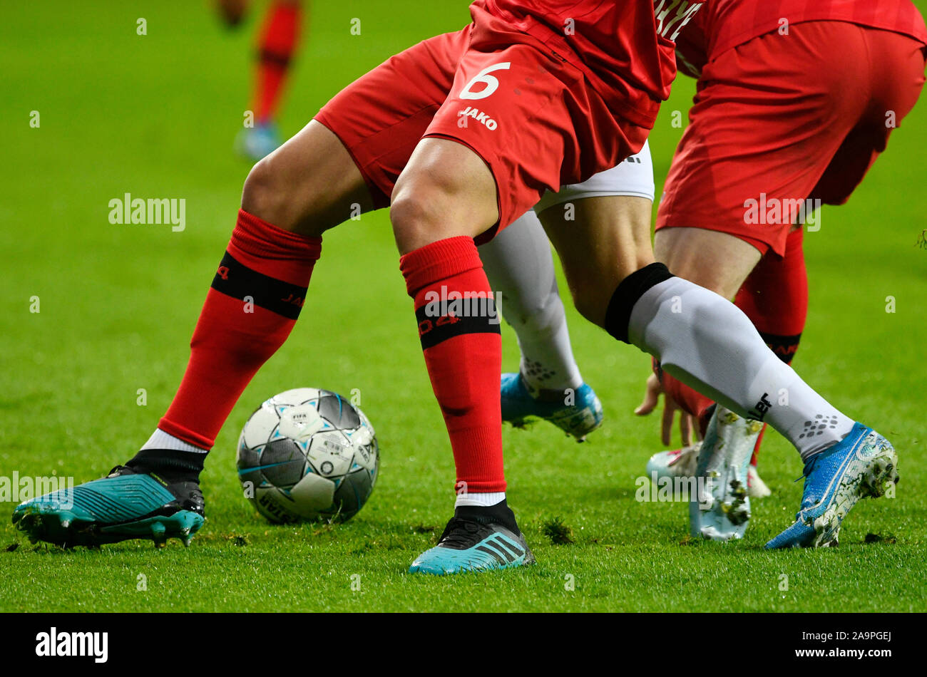 BayArena Leverkusen Germania, 29.10.2019, calcio: Tedesco DFB Cup stagione 2019/20, giornata 2, Bayer 04 Leverkusen (B04) vs SC Paderborn 07 (PPB); tre giocatori di combattere per la sfera DFB REGOLAMENTI VIETANO QUALSIASI USO DI FOTOGRAFIE come sequenze di immagini e/o quasi-VIDEO Foto Stock