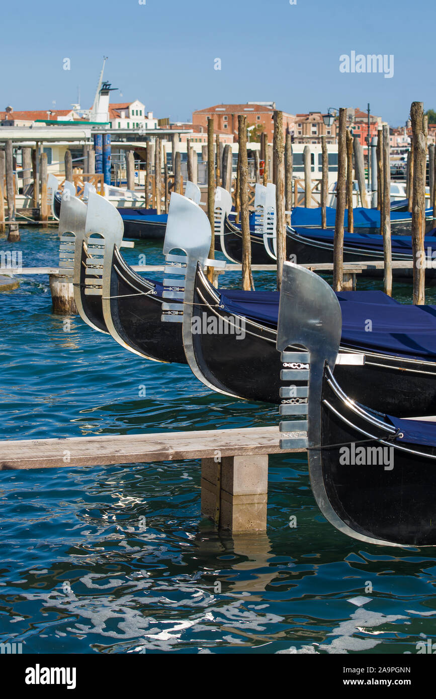 Nasi di gondole attraccate closeup in una giornata di sole. Venezia, Italia Foto Stock
