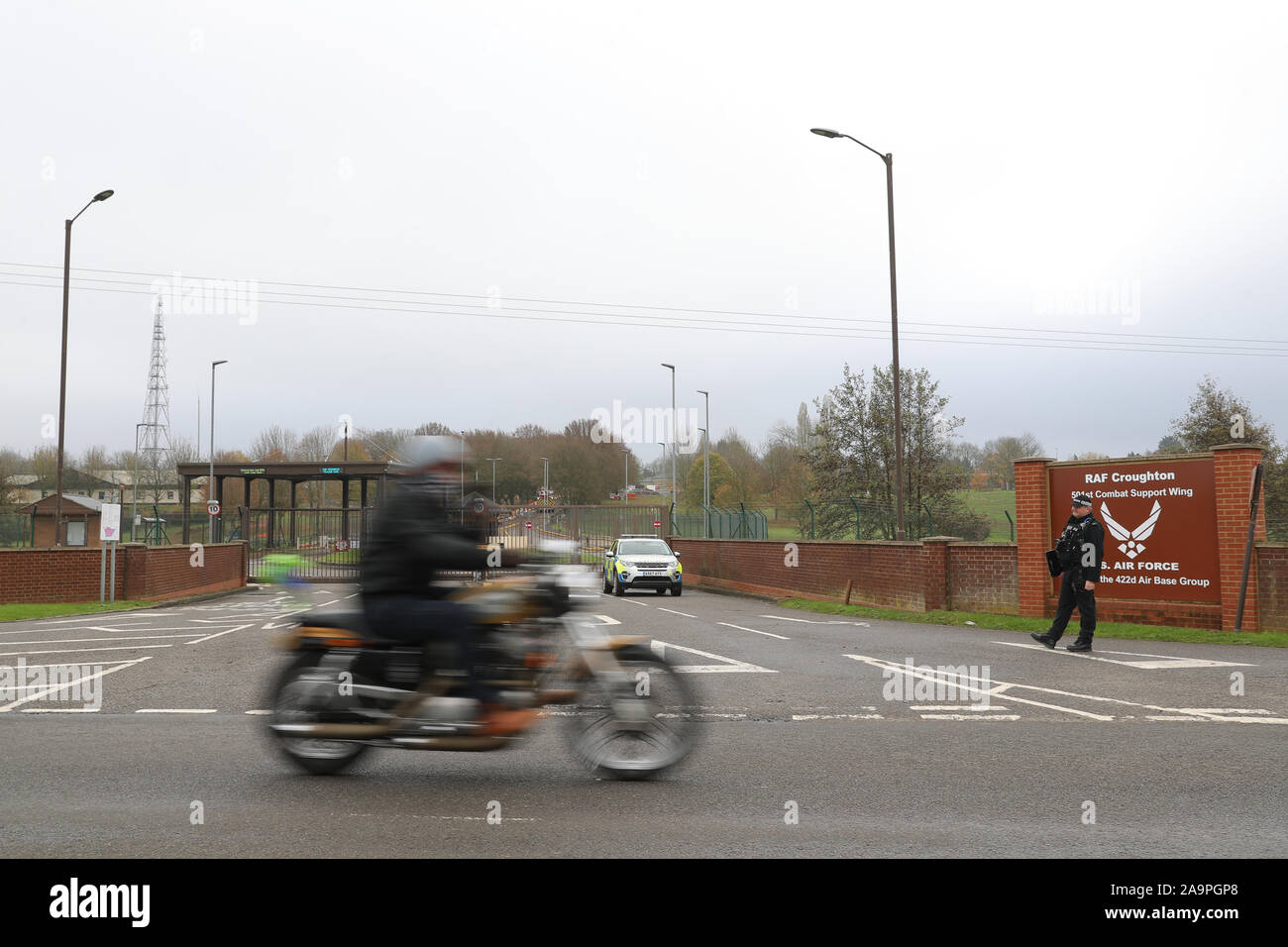 Un convoglio di moto passa da RAF Croughton nel Northamptonshire come essi seguono Harry Dunn ultima corsa a Brackley come un omaggio al figlio adolescente morto quando il suo moto è stato coinvolto in una collisione frontale al di fuori della Royal Air Force Station nel mese di agosto. Foto Stock