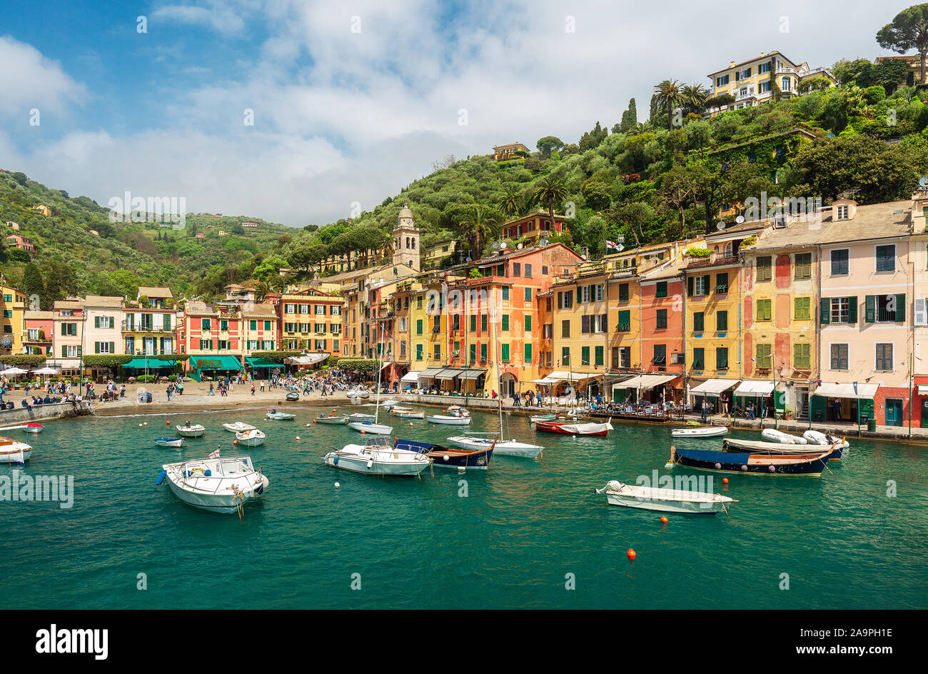 Bellissima Portofino in Italia con coloratissime case e ville, pesca barche e yacht di lusso in Little Bay Harbour - Liguria, destinazioni italiane Foto Stock