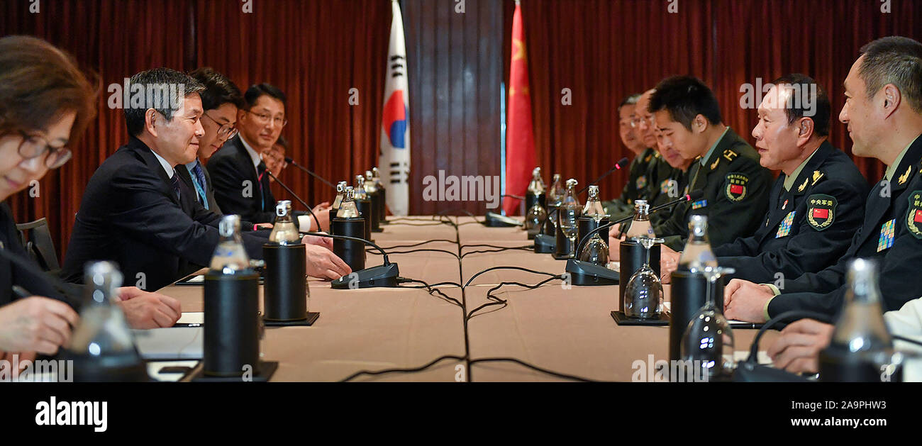 Bangkok, Tailandia. 17 Nov, 2019. Nov 17, 2019-Bangkok, Thailand-Jeong Kyeong-doo della Corea del Sud, Wei Fenghe della Cina il ministro della Difesa a parlare del loro incontro durante l'Asean il Ministro della difesa Meeting-Plus a Bangkok, Thailandia. Credito: Ministero della Difesa/ZUMA filo/Alamy Live News Foto Stock