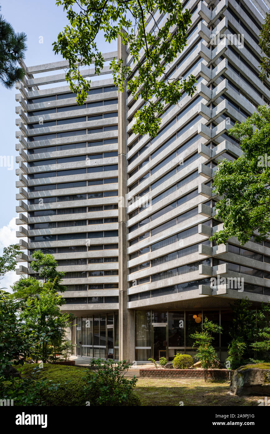 Fushimi Inari Santuario sala cerimoniale, calcestruzzo edificio progettato da Yokogawa Kohmusho (1968); Kyoto, Giappone Foto Stock