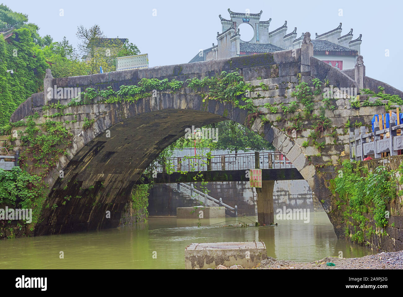 Antichi ponti sul fiume Li nella città vecchia di Daxuzhen Foto Stock