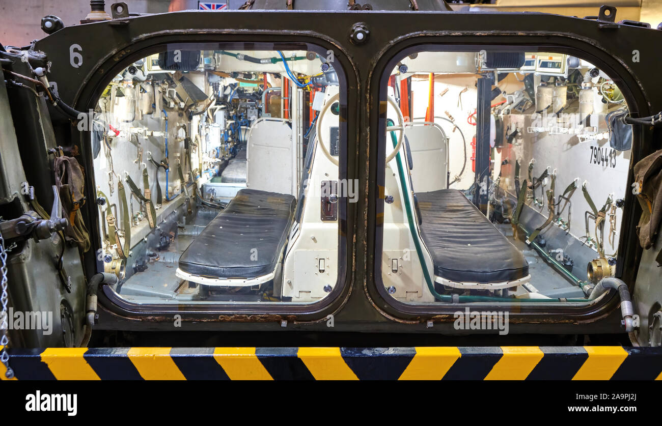 Una vista nella parte posteriore del vano passeggeri di un BMC-1 APC anfibio sovietico blindato di trasporto di personale di combattimento cingolato il veicolo a Cosford air museum Foto Stock