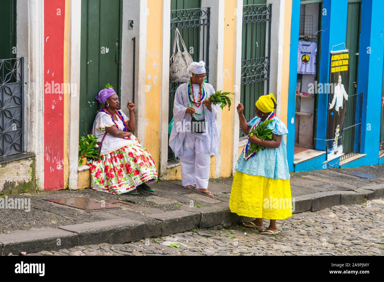 La fede dei guaritori (Benzedeiras/Benzedeiros) a Pelourinho Square - ci sono molti nel centro storico di Salvador offrendo le benedizioni per i turisti Foto Stock