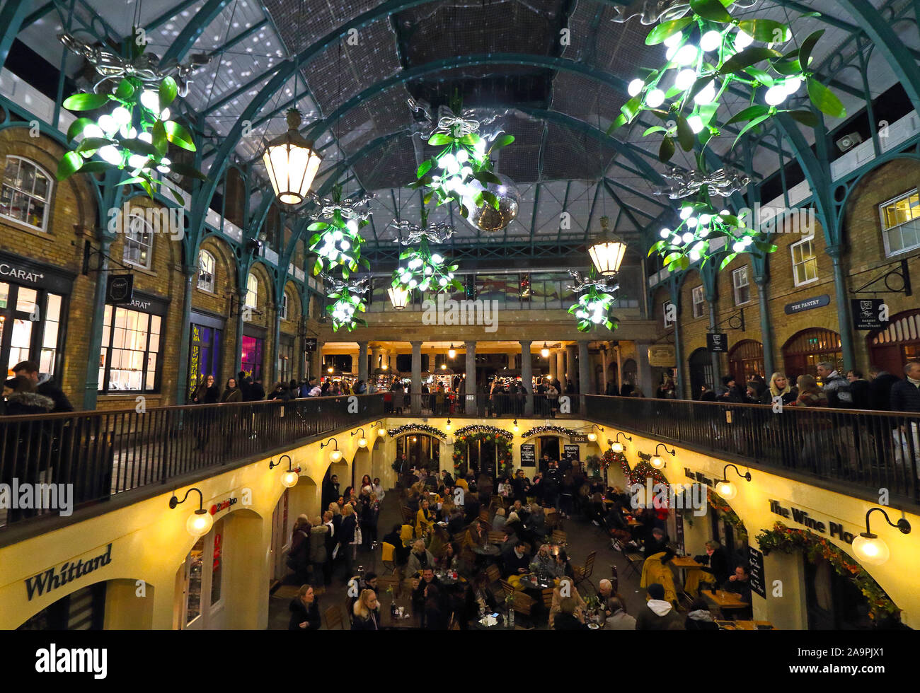 Le luci di Natale in tutto il mercato di Apple in Covent Garden.le decorazioni di Natale, di luci e di albero di natale intorno a Londra il mercato di Covent Garden e piazza Foto Stock