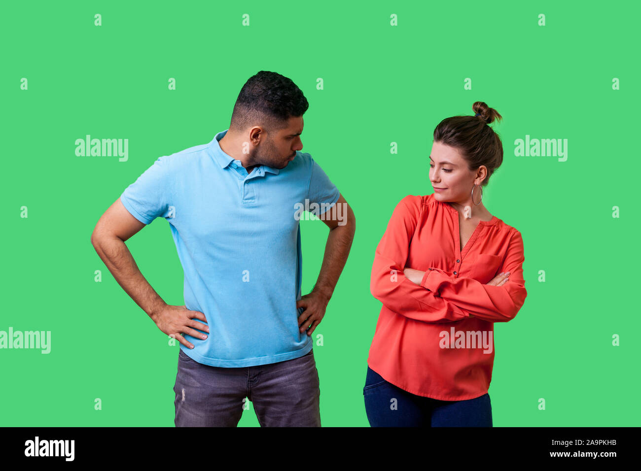 Ritratto di risentita insoddisfatto giovane in abbigliamento casual assieme, cercando arrogante a vicenda e sostenendo la incomprensione nei rapporti. Foto Stock