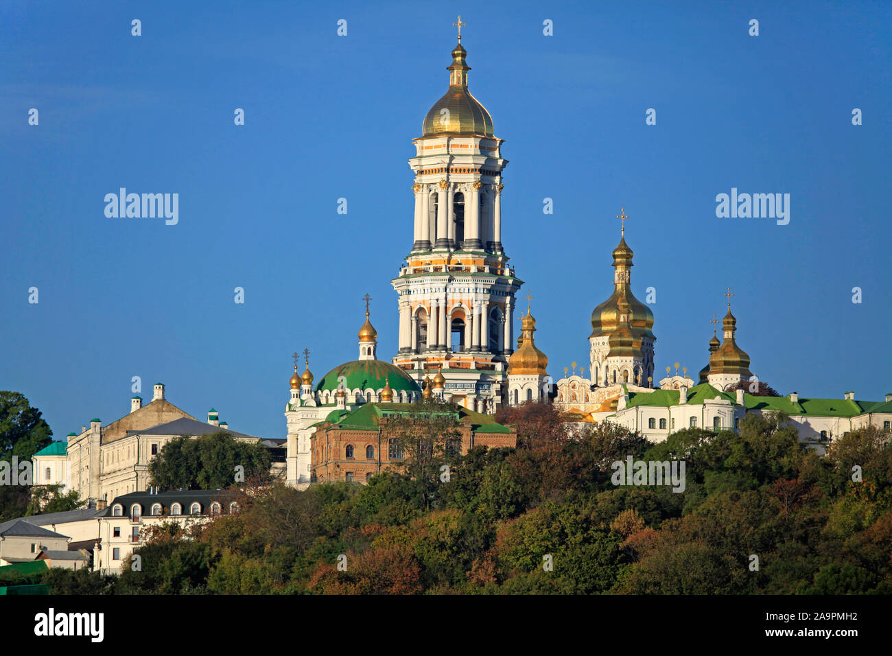 Illustri Centro spirituale dell'Ucraina. Kiev Pechersk (Kyiv Pechersk) Lavra monastero e la torre campanaria (grande torre campanaria) Foto Stock
