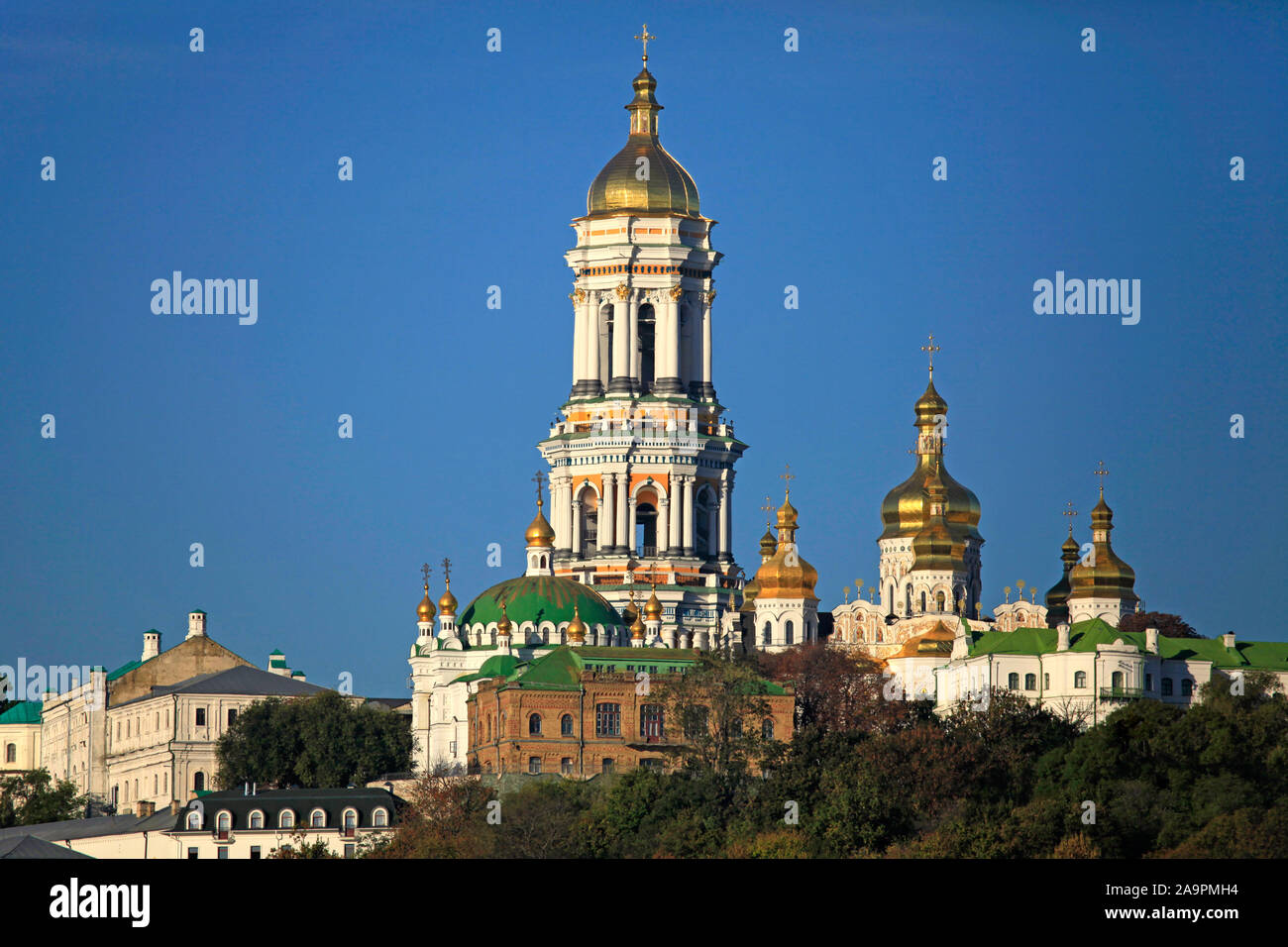 Illustri Centro spirituale dell'Ucraina. Kiev Pechersk (Kyiv Pechersk) Lavra monastero e la torre campanaria (grande torre campanaria) Foto Stock