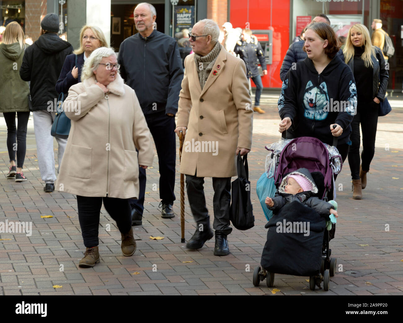 Tre generazioni di una famiglia di shopping. Foto Stock