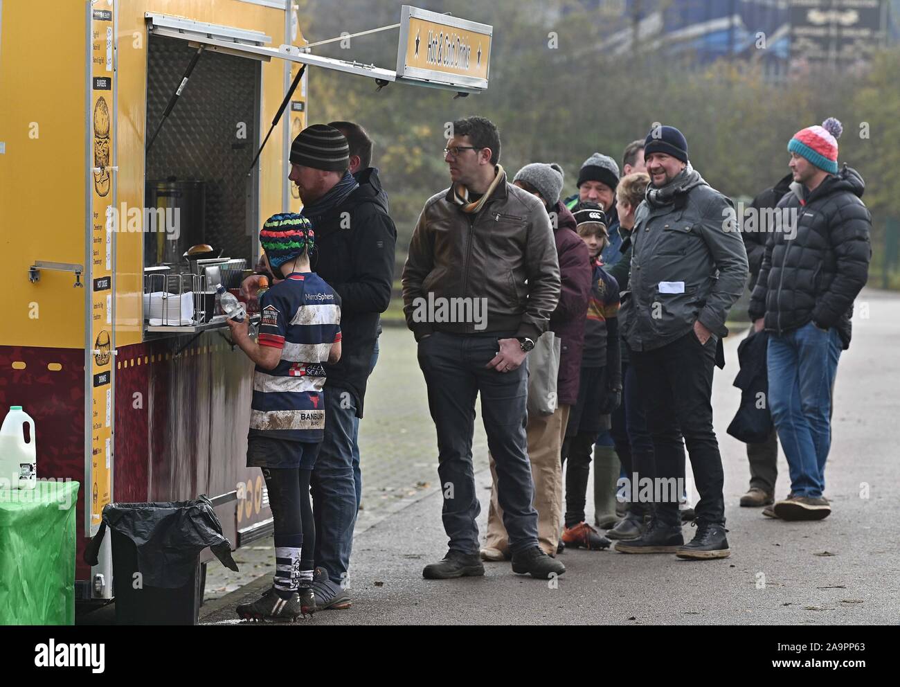 Northampton, Regno Unito. 17 Nov, 2019. Il Burger bar è sempre occupato. Appassionati di caffè. Northampton Santi v Lyon. La Heineken Champions Cup. Franklins giardini. Northampton. Northamptonshire. Regno Unito. Credito Bowden Garry/Sport in immagini. Credito: Sport In immagini/Alamy Live News Foto Stock