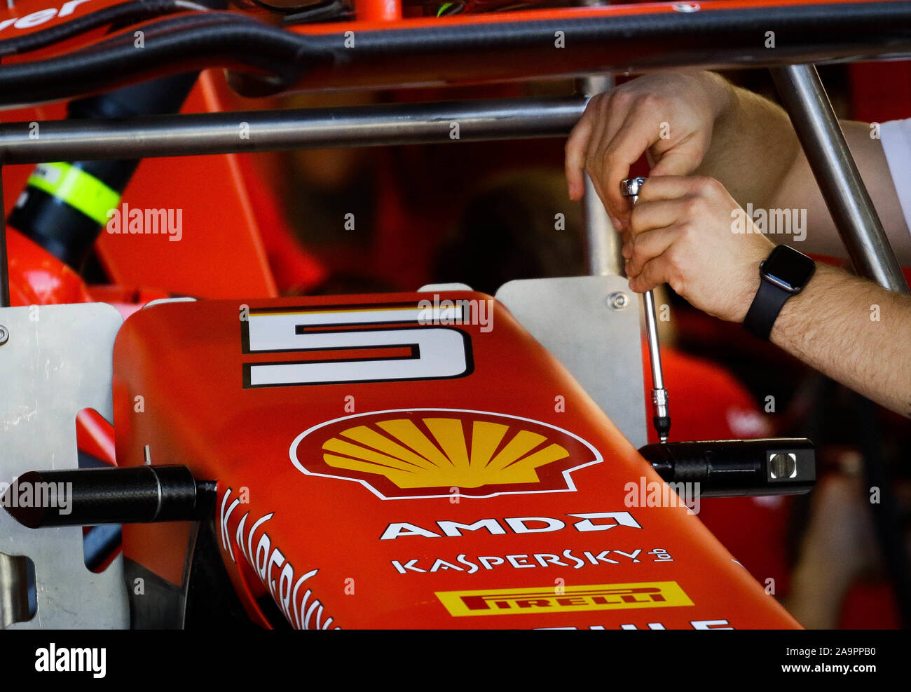 Sao Paulo, Brasile. 17 Nov 2019. Si svolge questa Domenica (17), presso l'autodromo di Interlagos, a sud della città di Sao Paulo, un altro Gran Premio del Brasile F1 2019. Il driver Lewis Hamilton di Mercedes è già stato campione di questa stagione. Nella foto, i meccanici della Ferrari Drivers Charles Leclerc e Sebastian Vettel preparare le vetture prima della gara. (Foto: Aloisio Mauricio/Fotoarena) Credito: Foto Arena LTDA/Alamy Live News Foto Stock