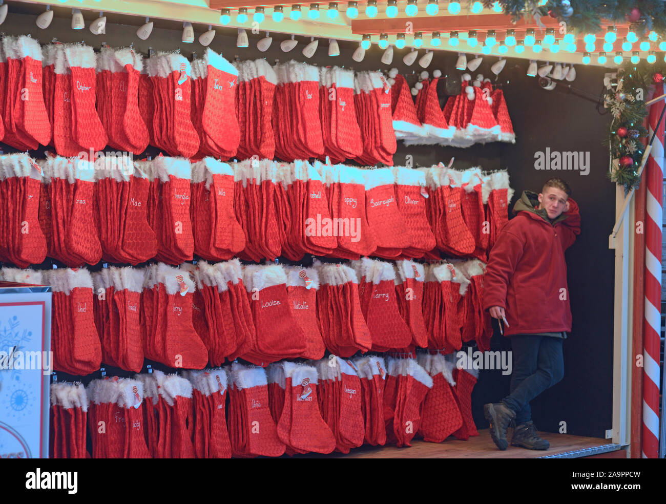 L'uomo vendita rosso personalizzato calze di Natale Foto Stock