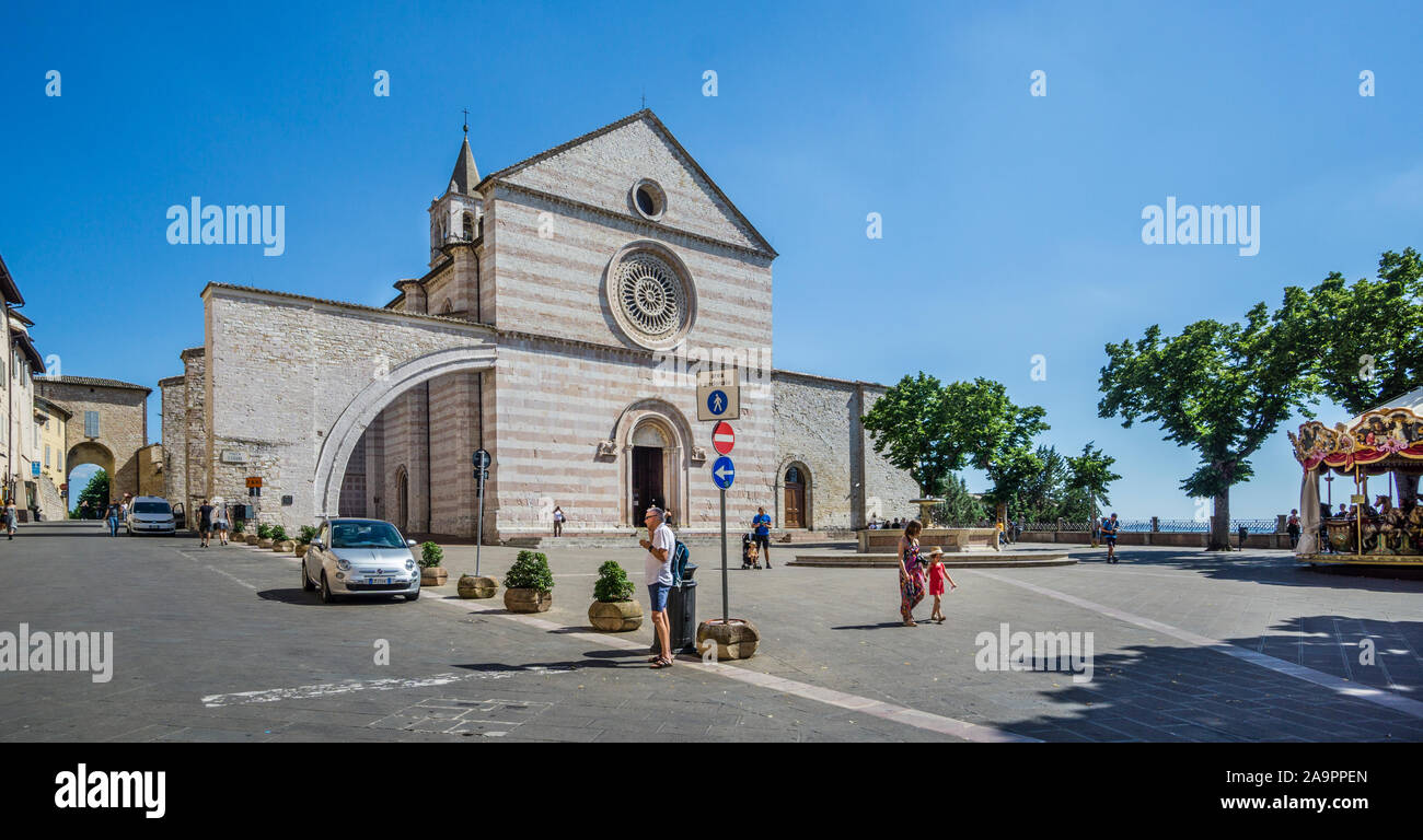 Piazza Santa Chiara con vista della facciata della Basilica di Santa Chiara ad Assisi, Umbria, Italia Foto Stock