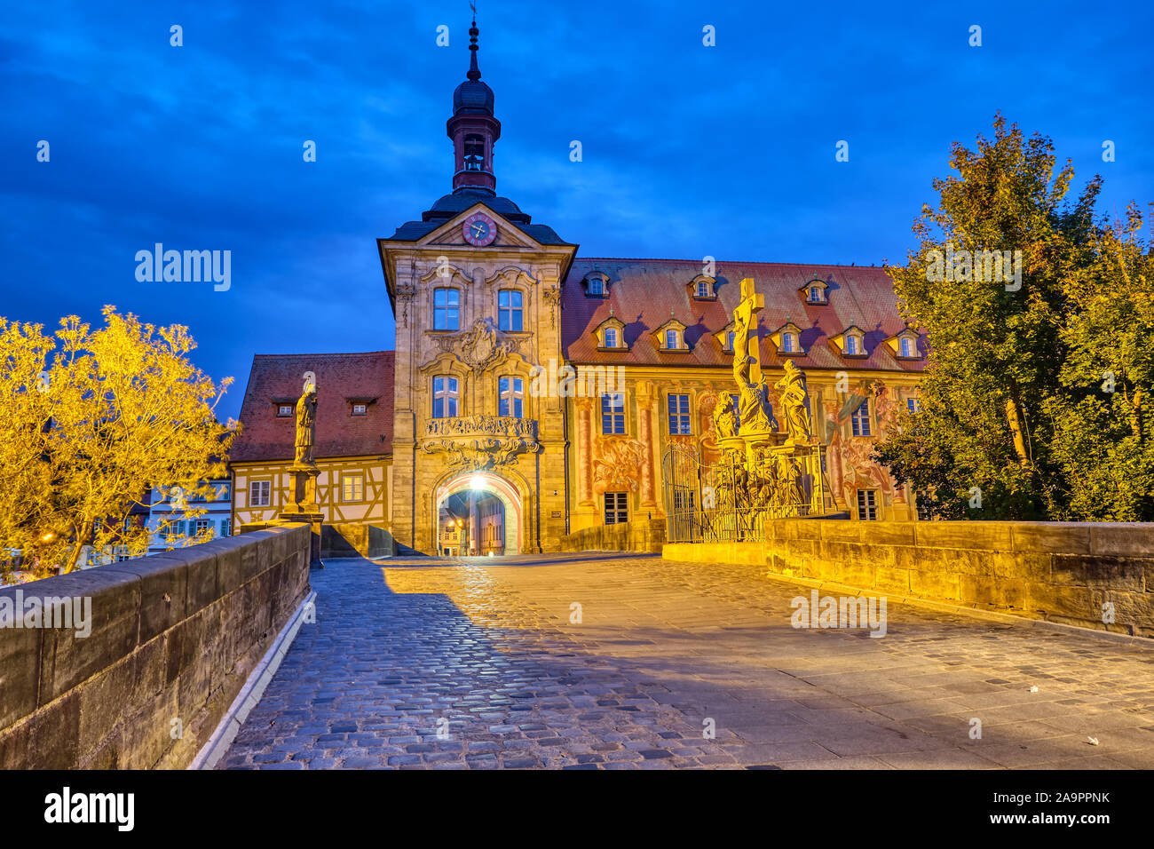 Il municipio della città vecchia di Bamberg in Baviera, Germania, di notte Foto Stock