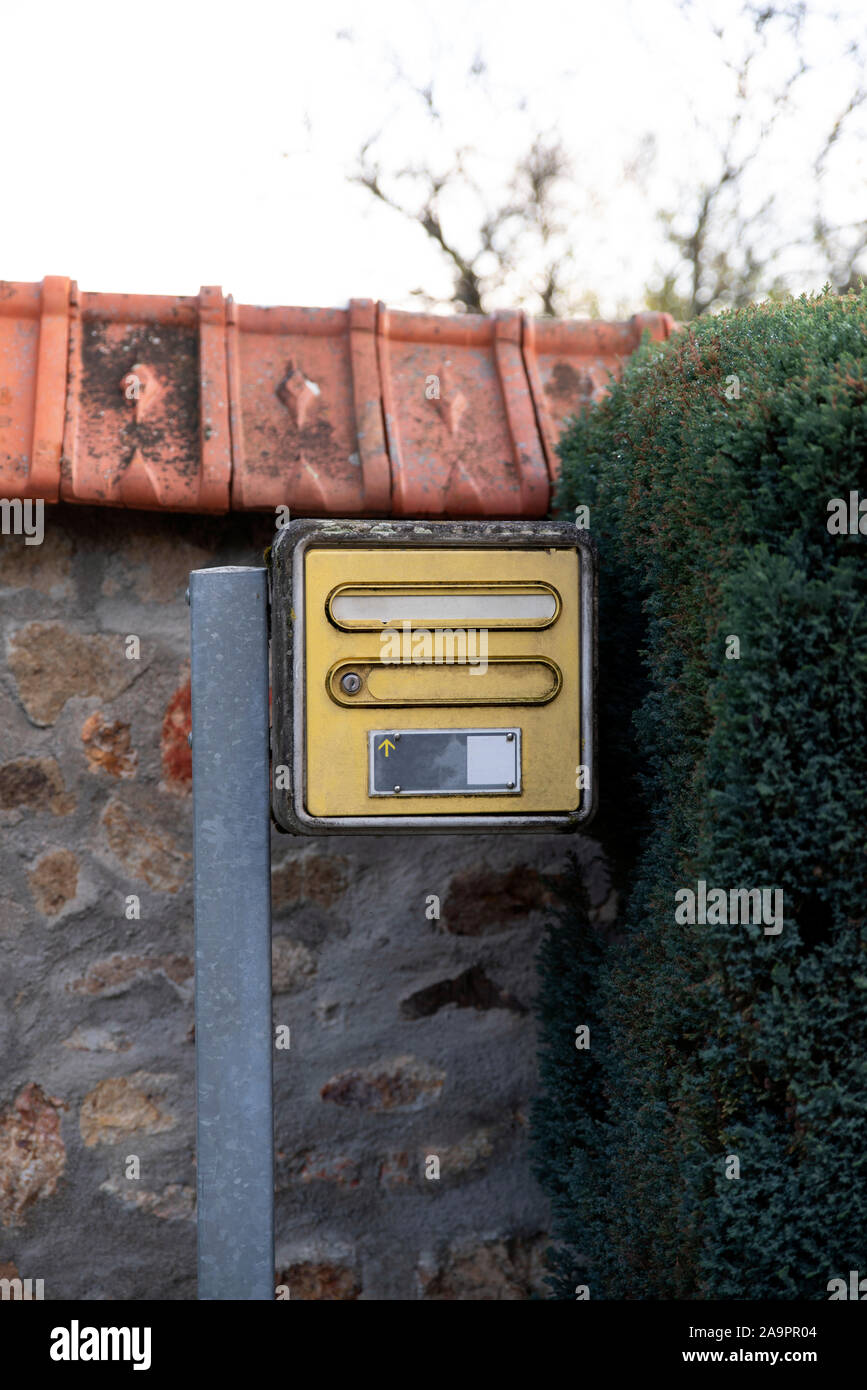 Postbox in un piccolo villaggio della Borgogna, Francia Foto Stock