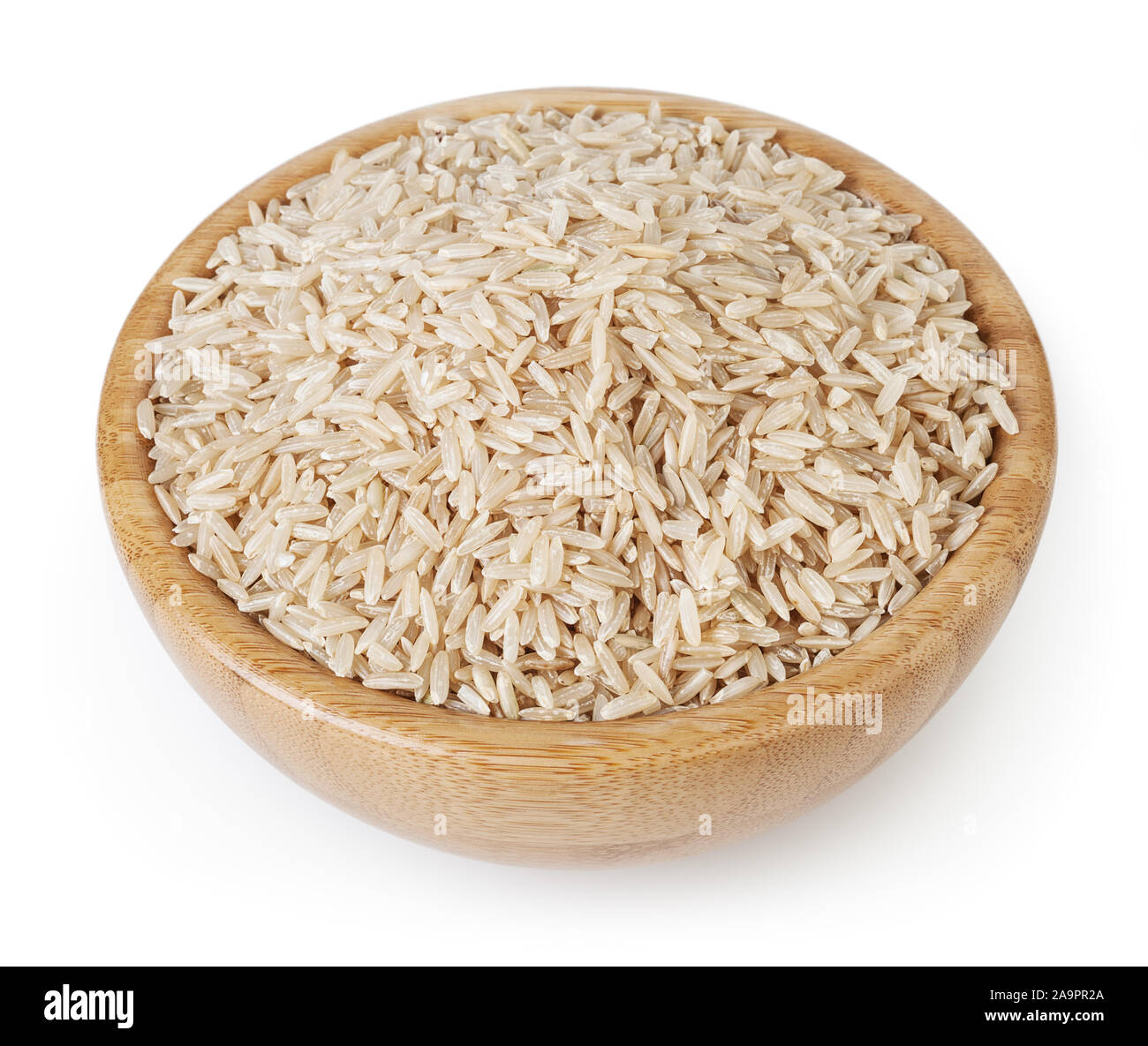 Il riso nel recipiente di legno isolato su sfondo bianco con tracciato di ritaglio Foto Stock