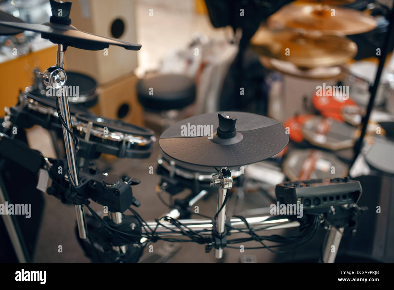 Digital drum set in music store, nessuno Foto Stock