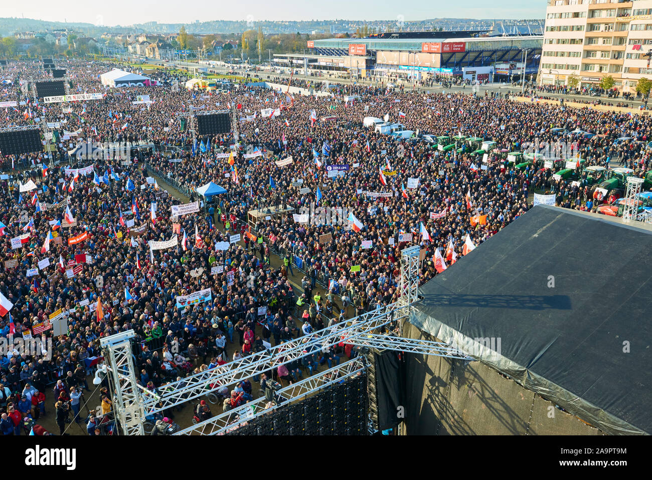 Praga/ REPUBBLICA CECA - Novembre 16, 2019: migliaia di persone hanno protestato sulla pianura Letna contro il primo ministro Andrej Babis Foto Stock