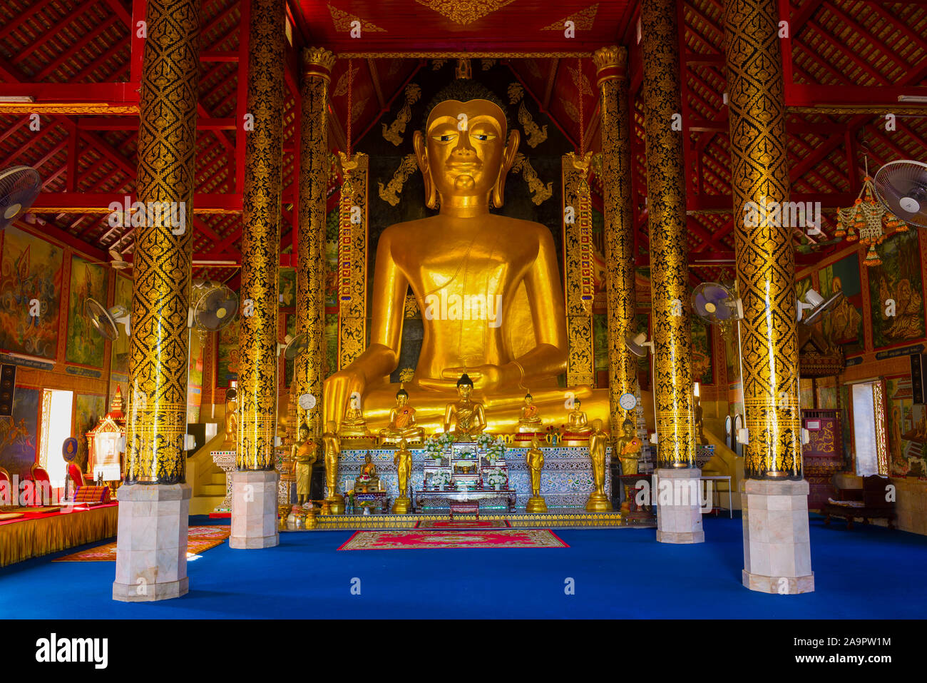 CHIANG RAI, Tailandia - 17 dicembre 2018: vista di un Buddha gigante scultura in wiharn del tempio Buddista Wat Jedyod Foto Stock