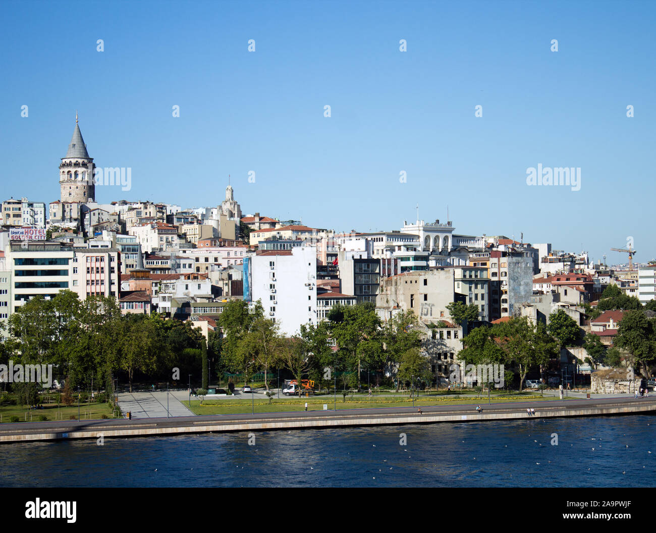 Galata Istanbul, Turchia, Giugno 27th, 2019: Storica Torre Galata e il quartiere di Galata, con molti edifici di brutto e ri-creato costa. Foto Stock