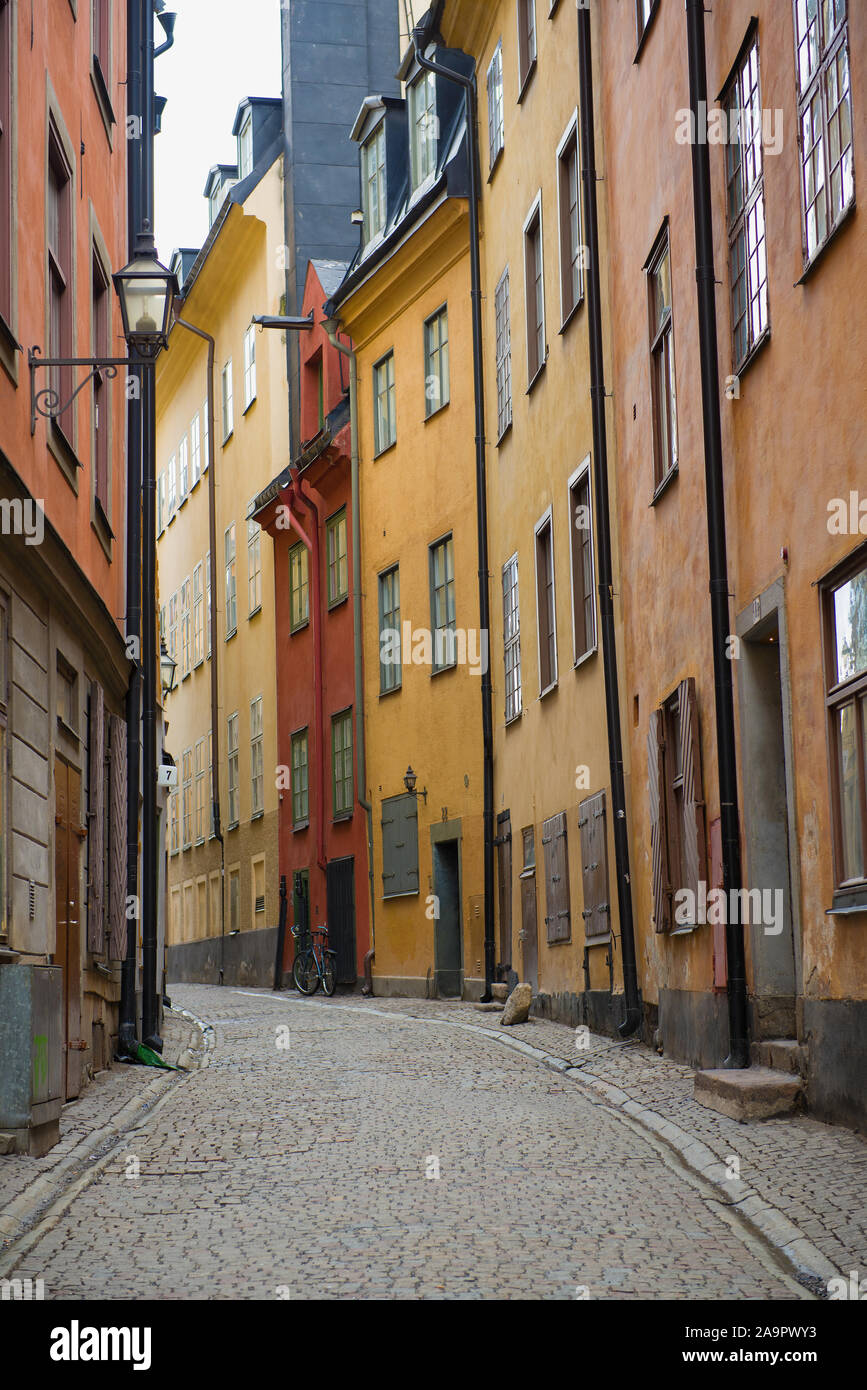 Strada stretta nella parte vecchia di Stoccolma. Svezia Foto Stock