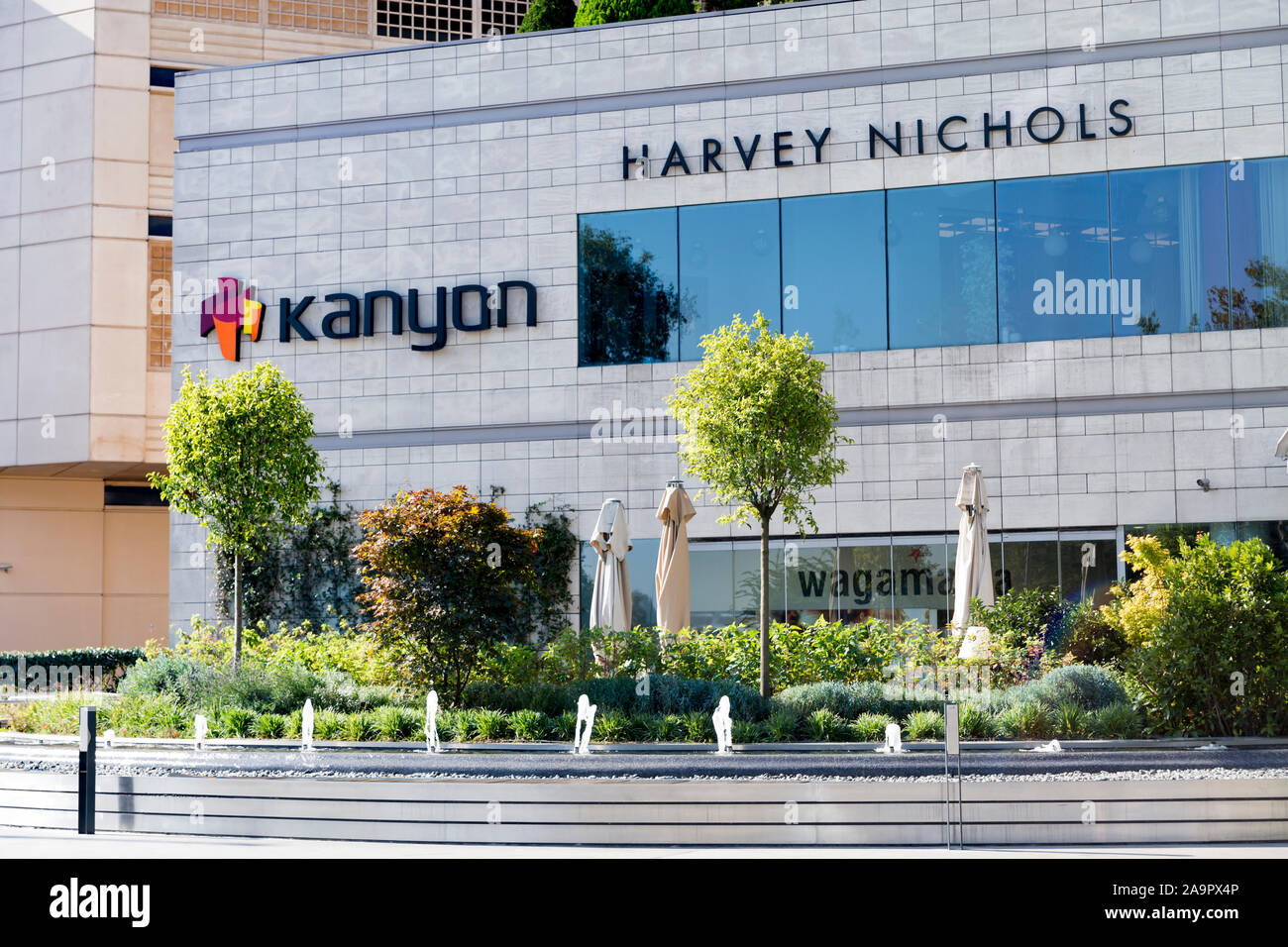 Levent, Istanbul, Turchia ottobre 3rd, 2019: facciata frontale del complesso di Kanyon con Wagamama Ristorante e Harvey Nichols shop. Foto Stock