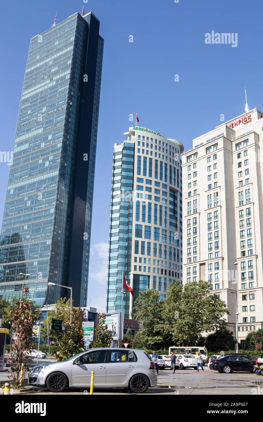 Levent, Istanbul, Turchia August 5th, 2019: Zaffiro edificio, sede Securbank e Mövenpick Hotel in una giornata di sole. Foto Stock