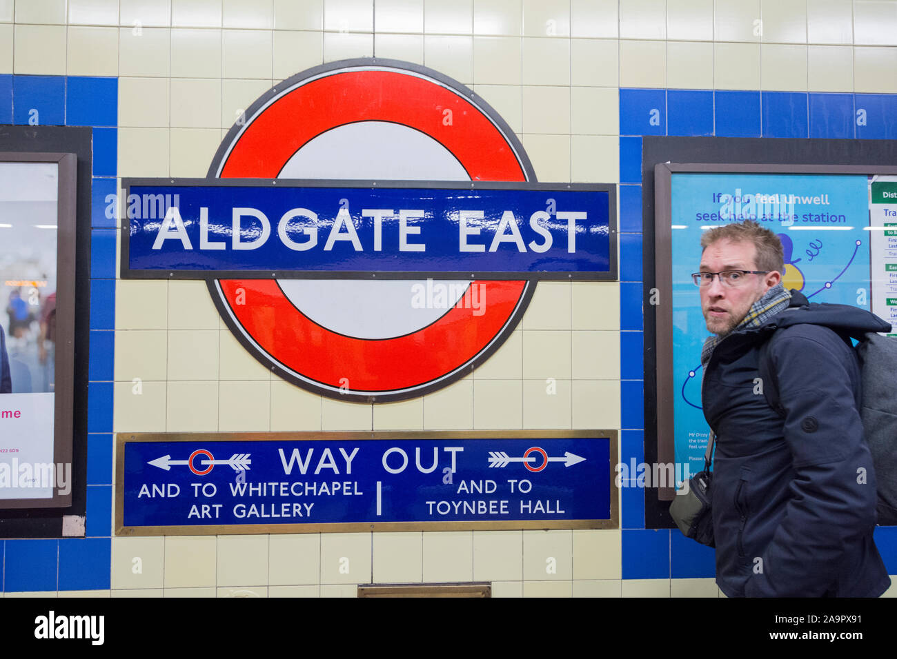 Aldgate East Stazione della Metropolitana di digital signage e Roundel, Aldgate, London, Regno Unito Foto Stock