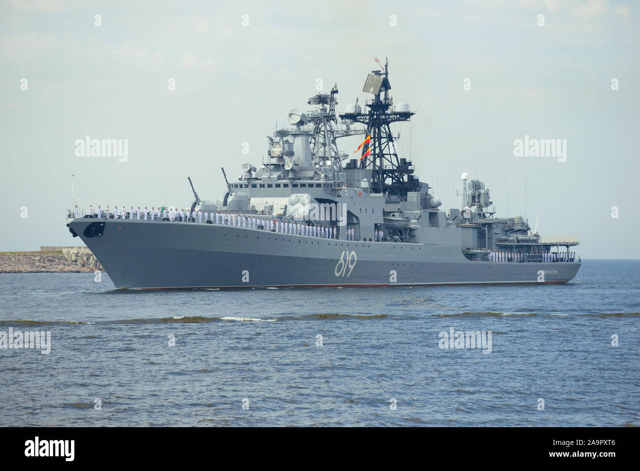 KRONSTADT, RUSSIA - Luglio 28, 2019: Grandi anti-sommergibile nave 'Severomorsk' prende parte ad una parata militare in onore del giorno della marina Foto Stock