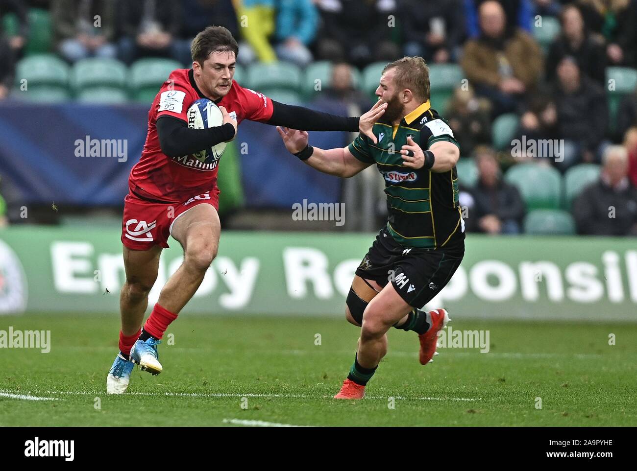 Northampton, Regno Unito. 17 Nov, 2019. Pierre-Louis Barassi (Lione) Hands off Mikey Haywood (Northampton Santi). Northampton Santi v Lyon. La Heineken Champions Cup. Franklins giardini. Northampton. Northamptonshire. Regno Unito. Credito Bowden Garry/Sport in immagini. Credito: Sport In immagini/Alamy Live News Foto Stock