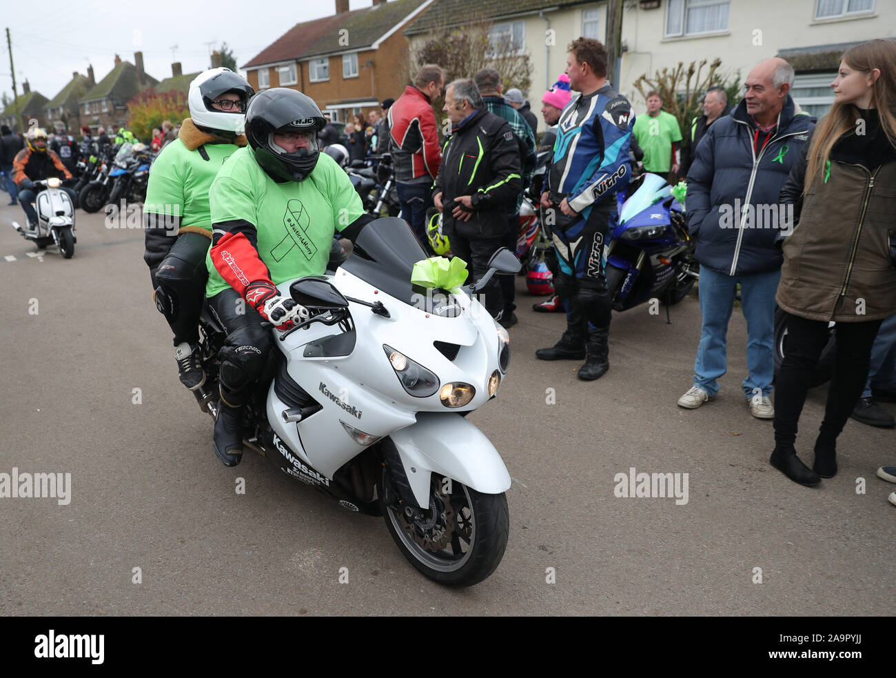 Un convoglio di moto rende il modo attraverso il villaggio di Charlton come essi seguono Harry Dunn's Last ride come un omaggio al figlio adolescente morto quando il suo moto è stato coinvolto in una collisione frontale esterno passa RAF Croughton, Northamptonshire, in agosto. Foto Stock