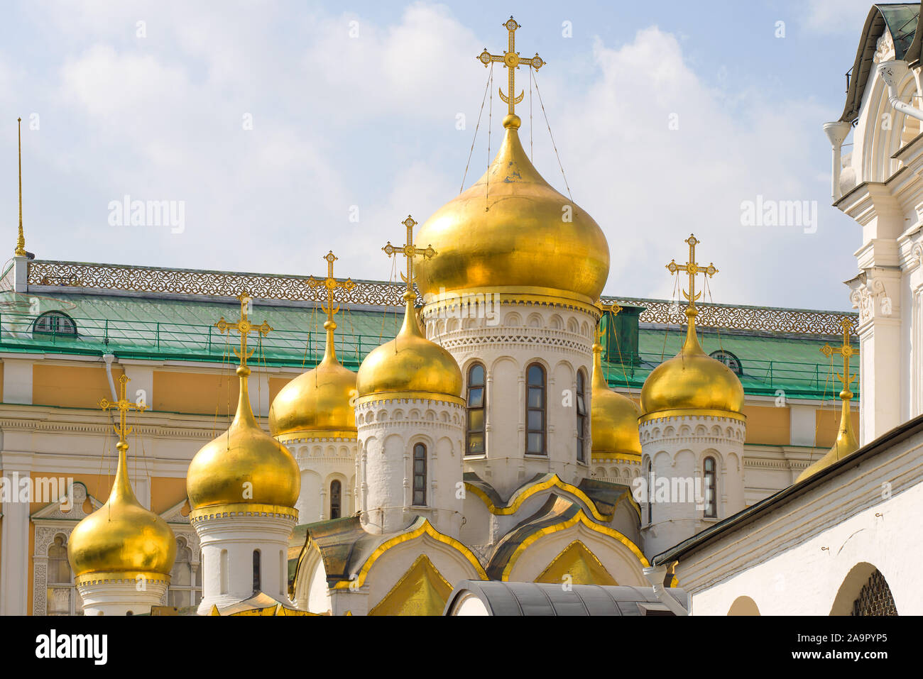 Delle cupole della cattedrale dell'Annunciazione close-up giornata di sole. Il Cremlino di Mosca. Mosca, Russia Foto Stock