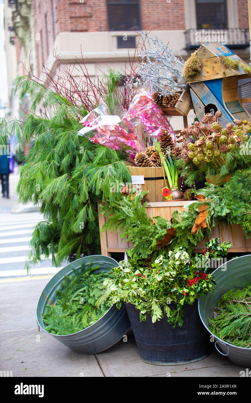 Vista di angolo di strada con motivi floreali fresche decorazioni di Natale per la vendita durante il periodo natalizio. Foto Stock