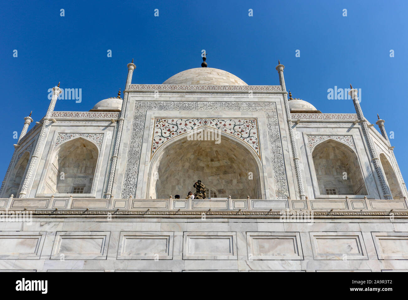 Il Taj Mahal che si erge maestosamente sulle rive del fiume Yamuna è un mausoleo in marmo bianco-avorio nella città indiana di Agra. Taj Mahal costruito da Sha Foto Stock