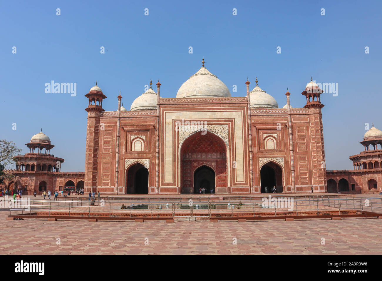 La grande moschea Taj Mahal, o Masjid, ad Agra. Si trova sul lato occidentale del Taj Mahal. La moschea del Taj Mahal si erge su una piattaforma di arenaria Foto Stock