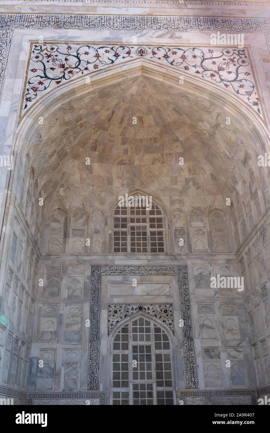 Finestra ad arco in marmo splendidamente disegnata con dettagli ornamenti e gemme colorate del Taj Mahal. Foto Stock