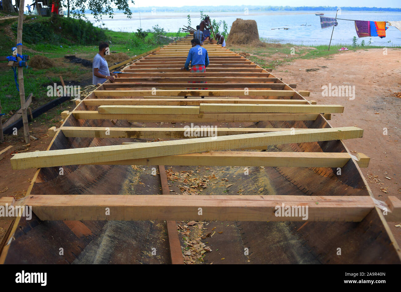 (191117) -- AGARTALA, nov. 17, 2019 (Xinhua) -- lavoratori indiani costruire una barca presso la banca di un lago in Agartala del nord-est del membro Tripura, India, nov. 17, 2019. (Str/Xinhua) Foto Stock