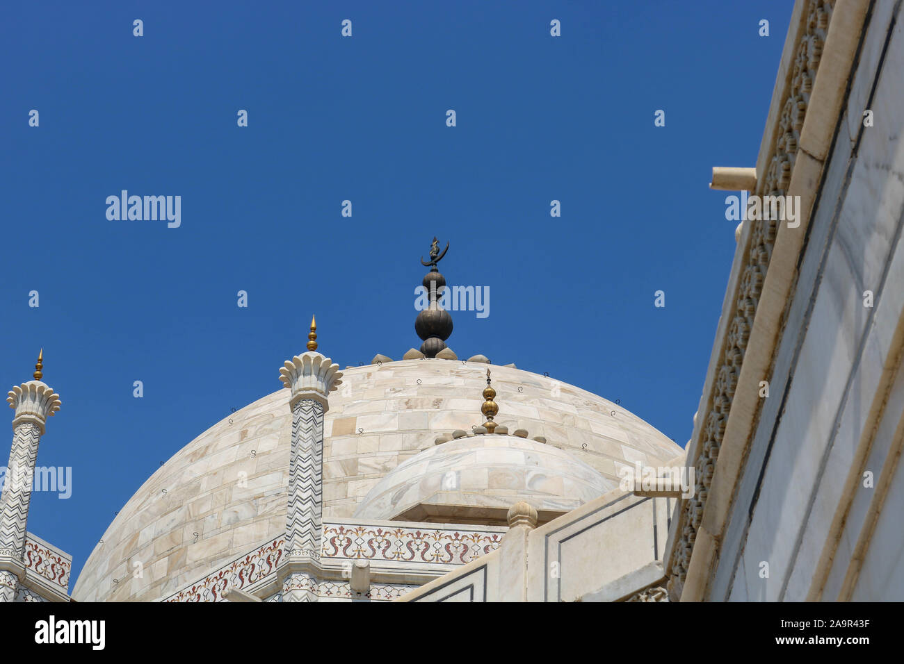 Vista ravvicinata della cima della cupola del Taj Mahal. Fu commissionato nel 1632 dall'imperatore Mughal Shah Jahan per ospitare la tomba della sua moglie preferita, Foto Stock