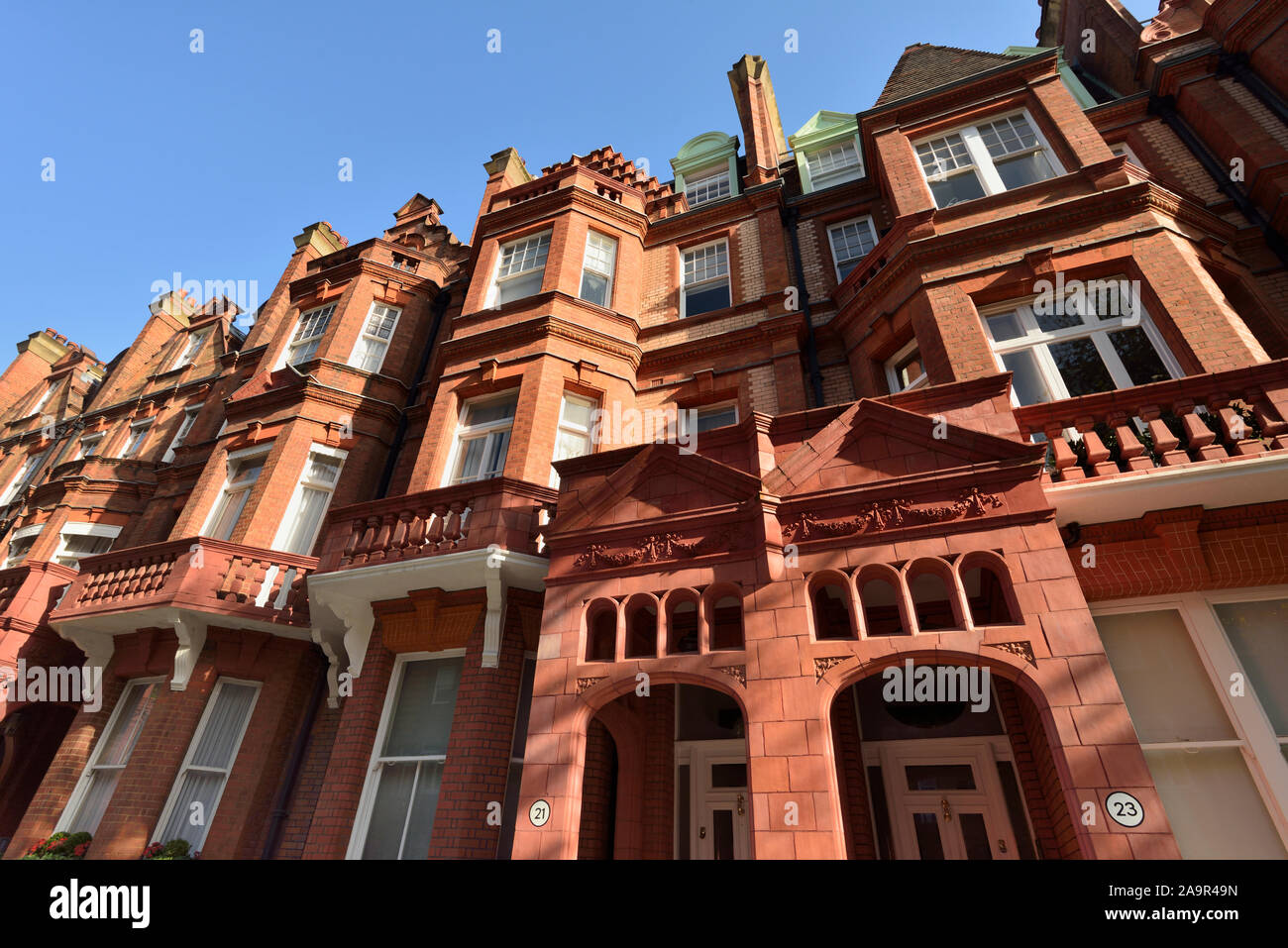 A schiera di mattoni rossi residences Sloane Gardens, Chelsea, West London, Regno Unito Foto Stock