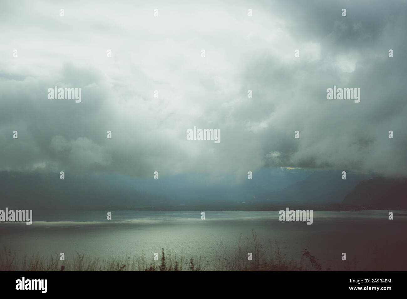 Il lago di Ginevra CH attraverso le nuvole - dall'autostrada passando da Ginevra a Zermatt Foto Stock