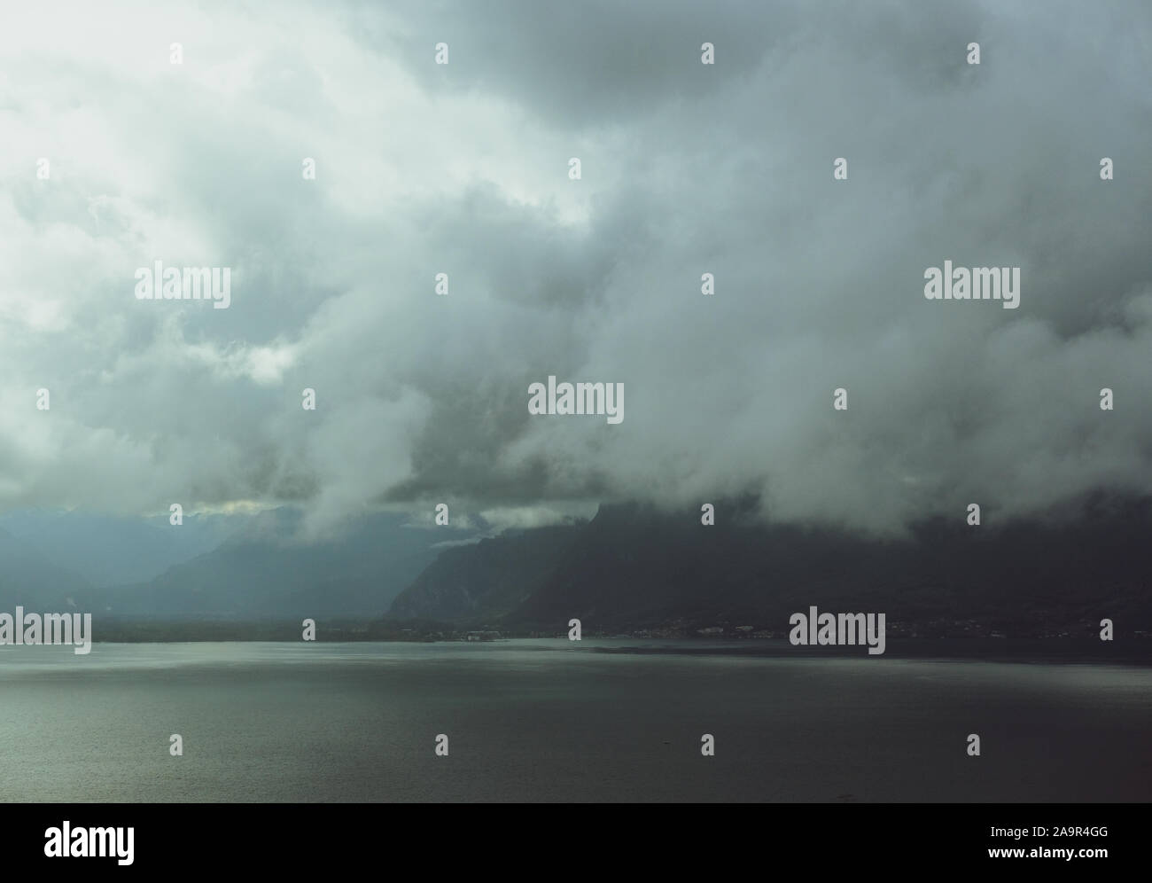 Il lago di Ginevra CH attraverso le nuvole - dall'autostrada passando da Ginevra a Zermatt Foto Stock