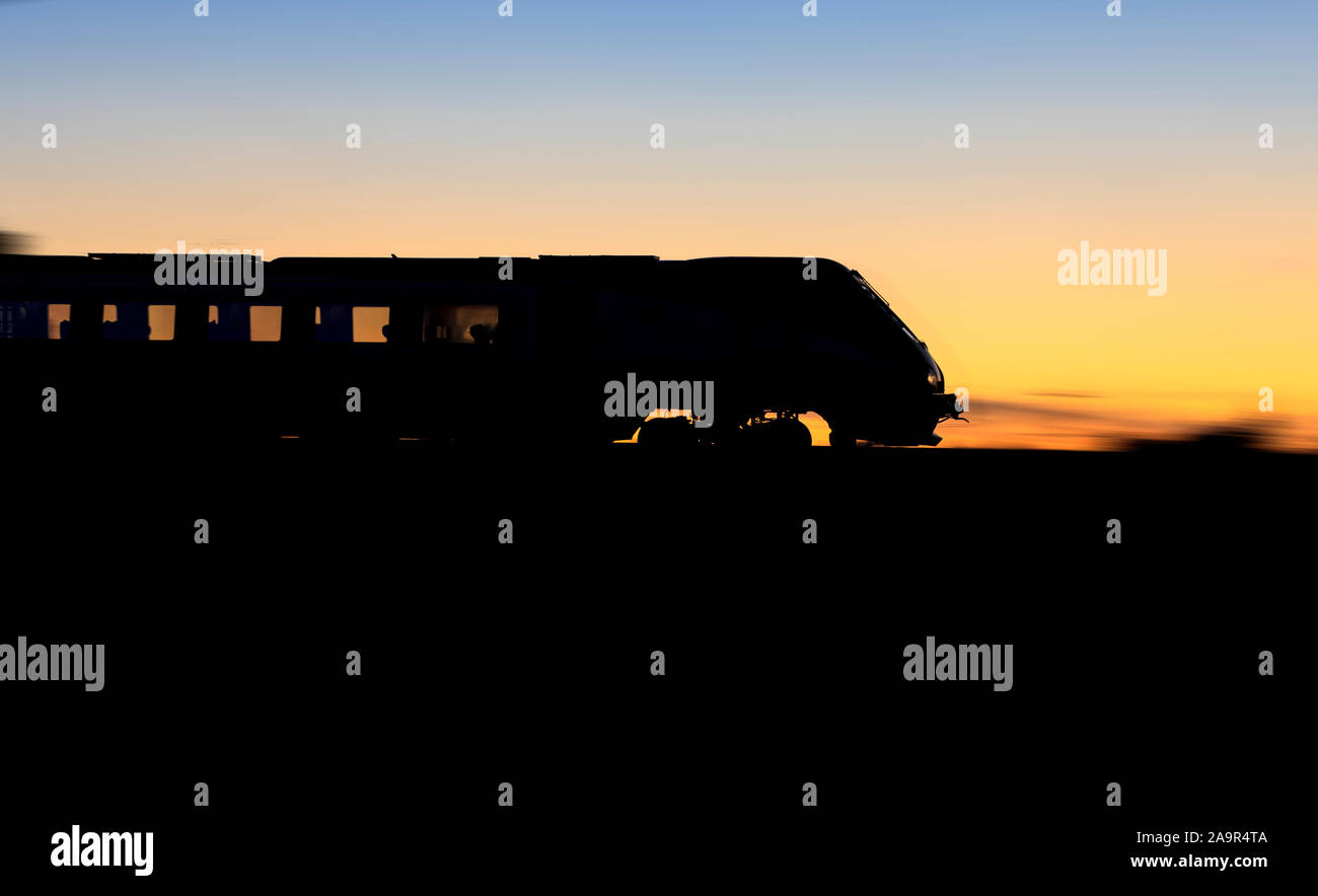 East Midlands classe ferroviaria 222 Meridian treno velocizzando il nord a Ratcliffe su soar su midland mainline facendo una silhouette al tramonto Foto Stock