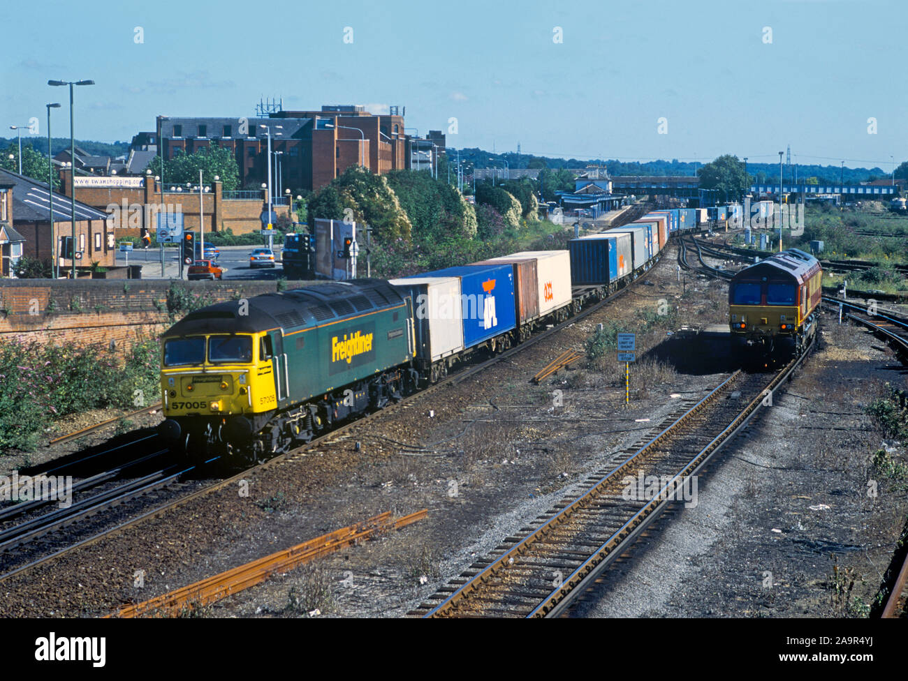 Una classe 57 locomotiva diesel numero 57005 lavorando un freightliner a Eastleigh. Foto Stock Una classe 57 locomotiva diesel numero 57005 lavorando un freightliner a Eastleigh. Foto Stock