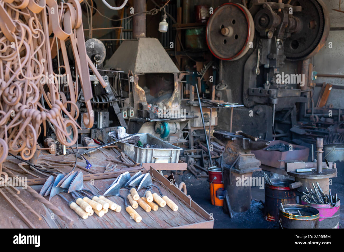 Elaborazione del metallo workshop. Estinto Forge. Fabbro Workplace. Varie hardware e prodotti di ferro. Un sacco di metallo e sporcizia. Foto Stock