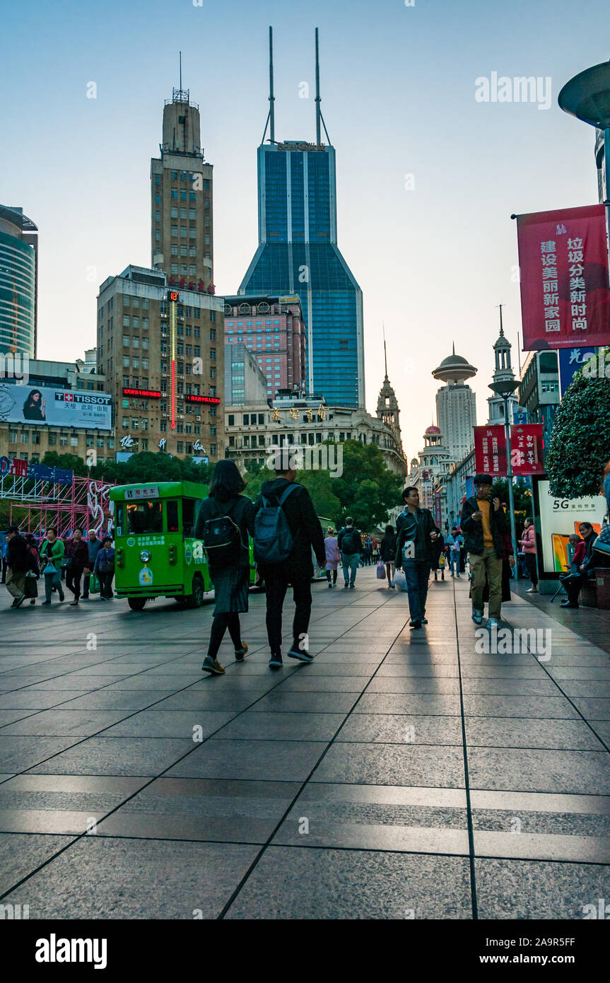 Gli amanti dello shopping su Shanghai occupato la Strada Pedonale di Nanjing (Nanjing East Road). Foto Stock