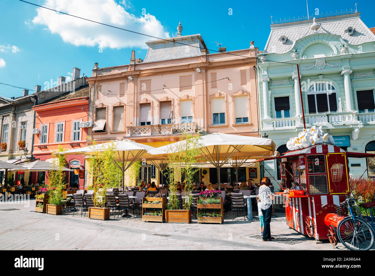 Novi Sad Serbia - Luglio 17, 2019 : Dunavska street, i ristoranti e gli edifici colorati Foto Stock