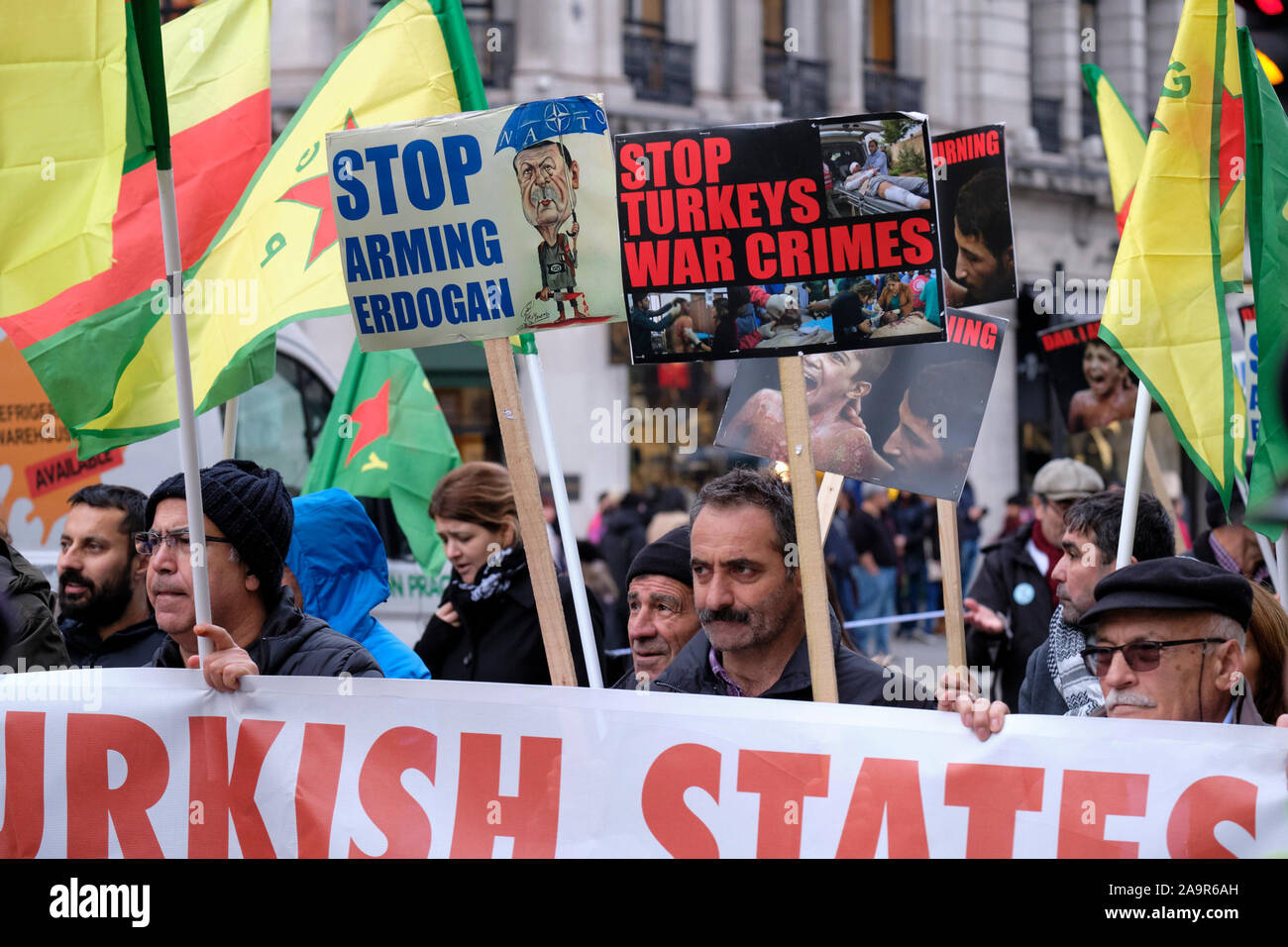 Londra, Regno Unito. 17 Nov 2019. I curdi britannici che hanno condotto un rally in via di Londra per denunciare l'invasione di Rojava da parte dello stato turco, e chiedono alle nazioni internazionali di agire e che l'opinione pubblica britannica sia solidale con la lotta curda. Foto Stock