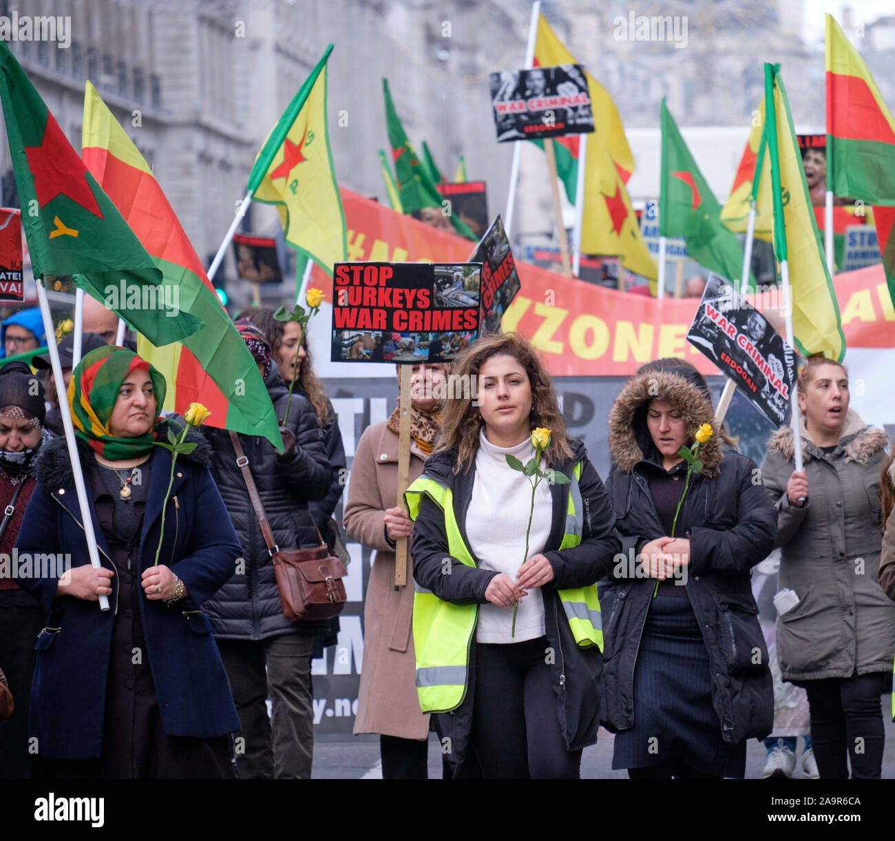 Londra, Regno Unito. 17 Nov 2019. I curdi britannici che hanno condotto un rally in via di Londra per denunciare l'invasione di Rojava da parte dello stato turco, e chiedono alle nazioni internazionali di agire e che l'opinione pubblica britannica sia solidale con la lotta curda. Donne che portano una rosa gialla come simbolo di pace Foto Stock