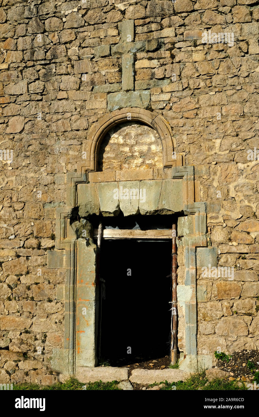 La Santa rovine sulla Trabzon-Gümüşhane confine nella regione del Mar Nero di affascinare i visitatori. Çakalli village e la vecchia porta della chiesa Foto Stock